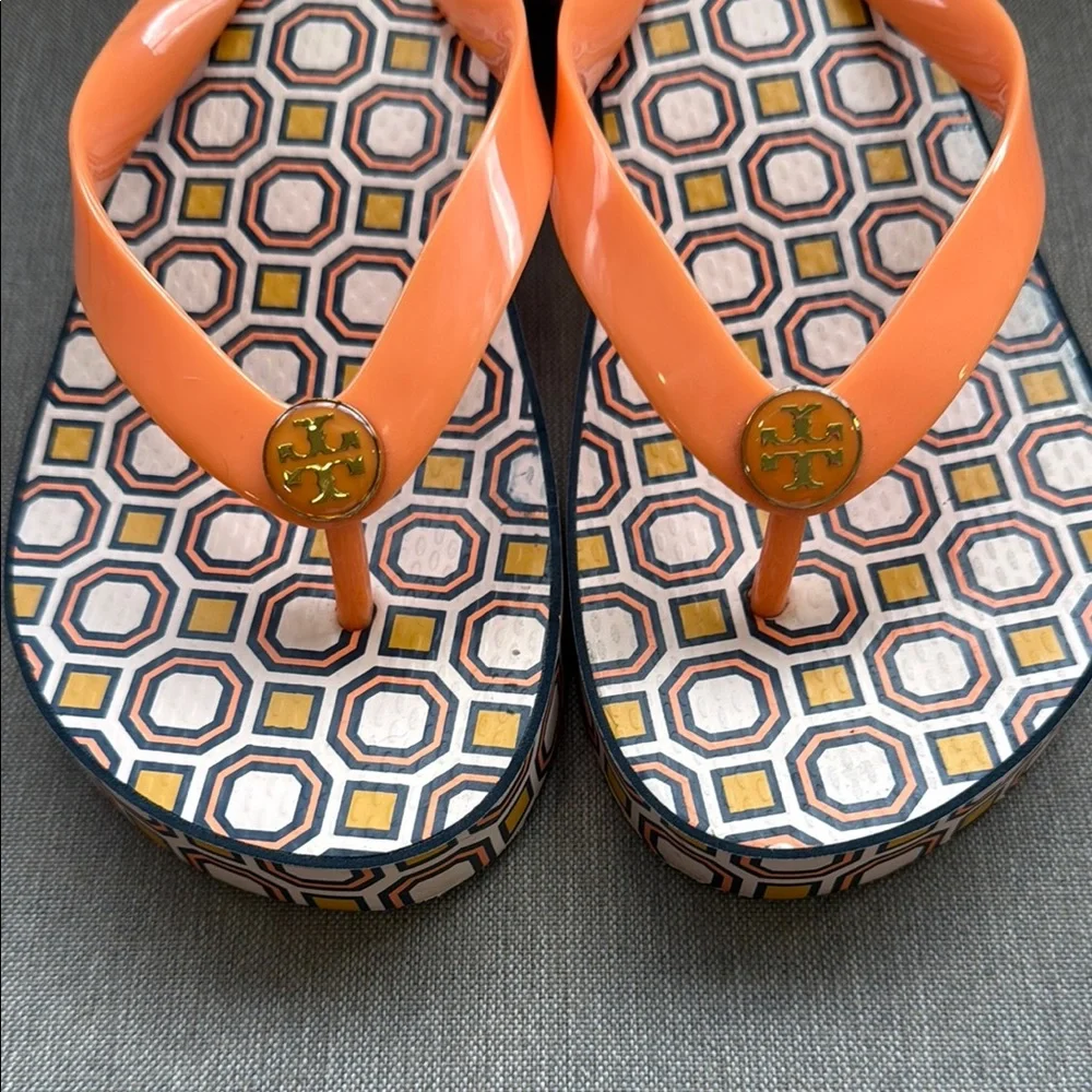 Tory Burch Geometric Orange Flip Flops - Picture 3 of 6